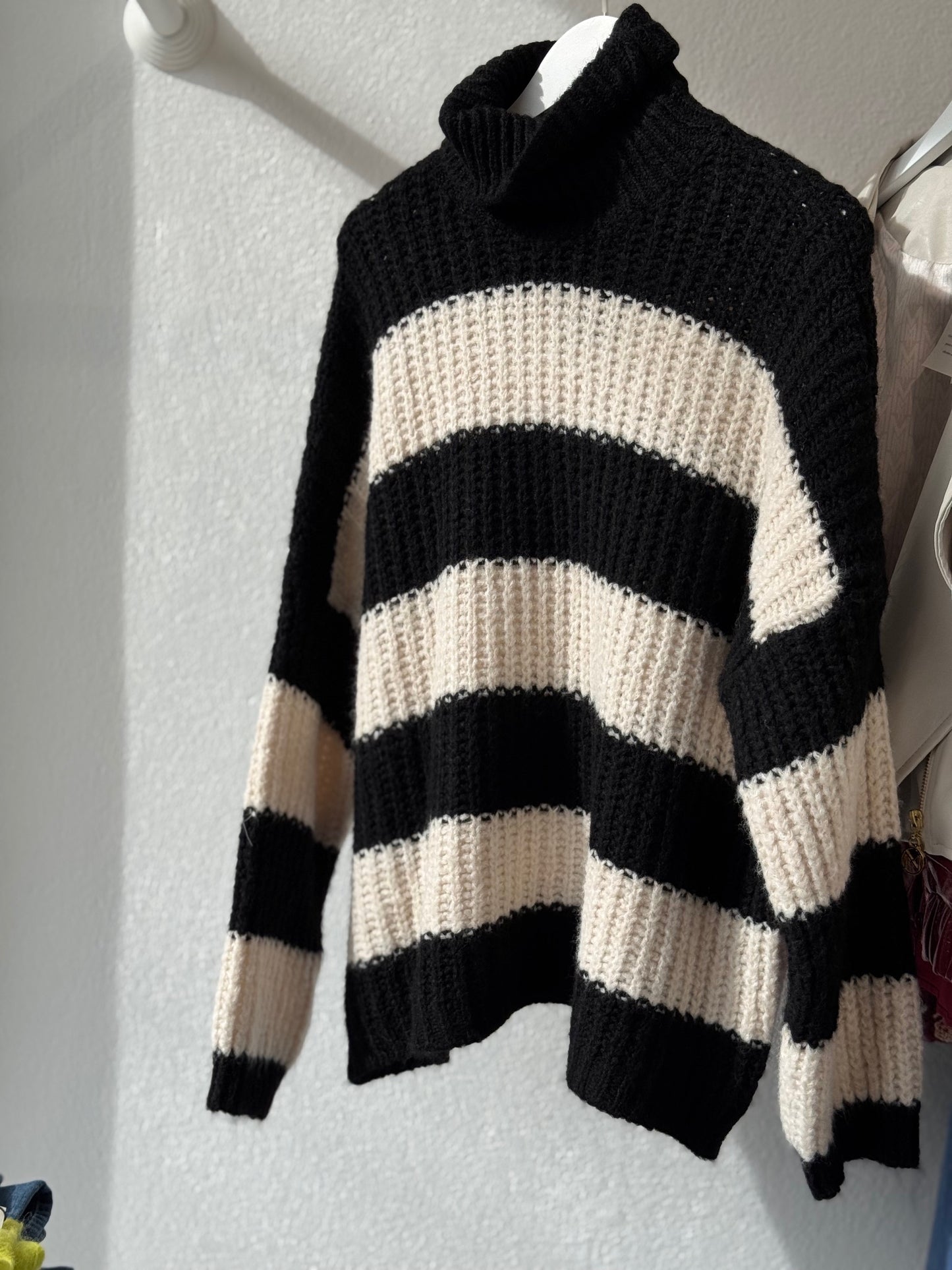 Black & White Pullover