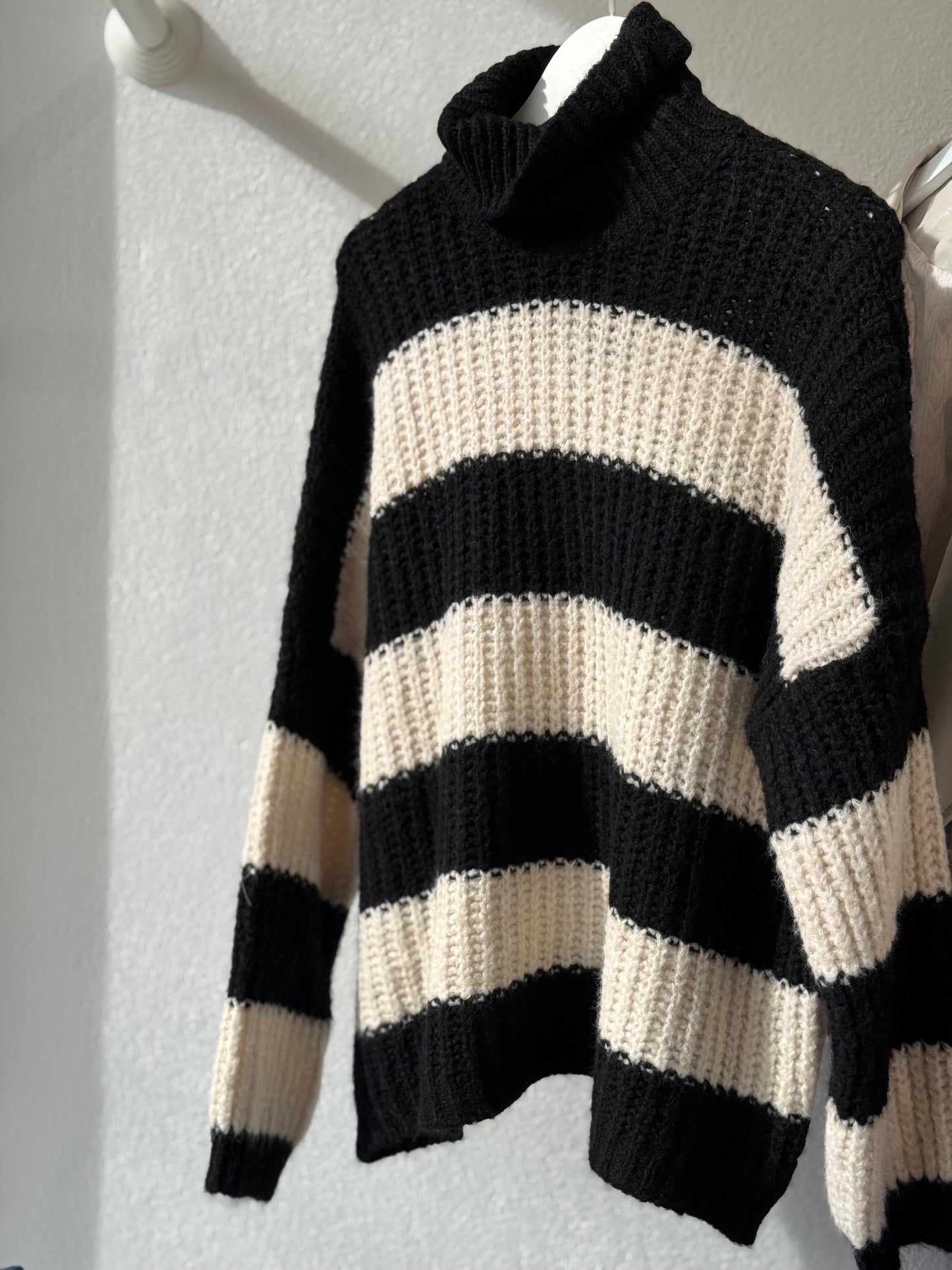 Black & White Pullover